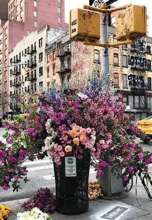 129645 - RAVENSBURGER 300PC - FLOWERS IN NEW YORK