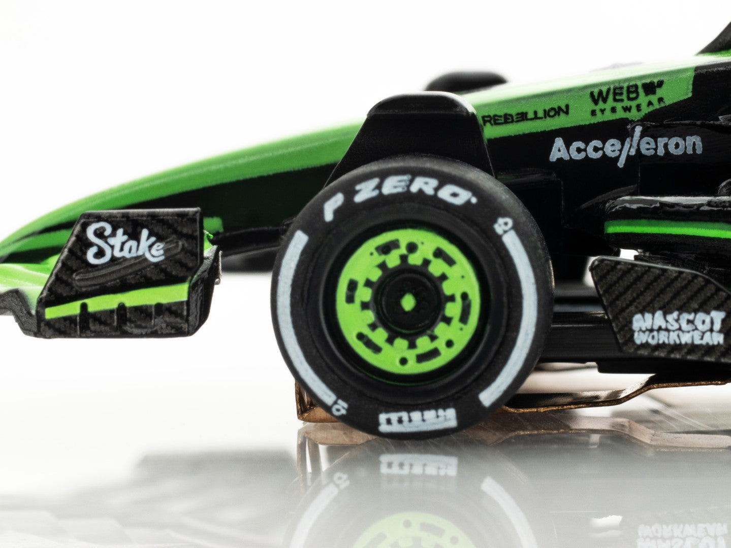 AFX22092 - HO Slot Car Sauber F1 #24 C44 Stake Fy